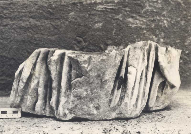 Frammento di rilievo (?) figurato