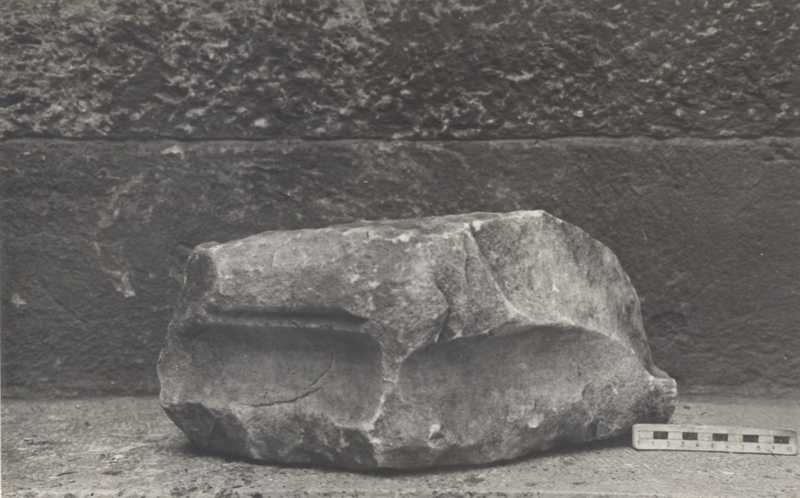 Frammento di capitello.