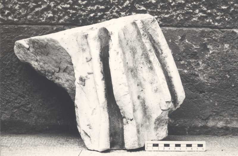 Frammento di scultura panneggiata.