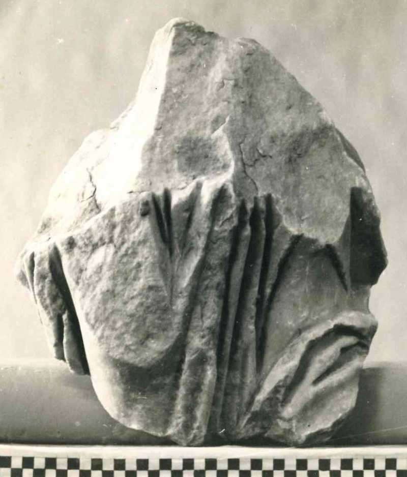Frammento di scultura panneggiata.