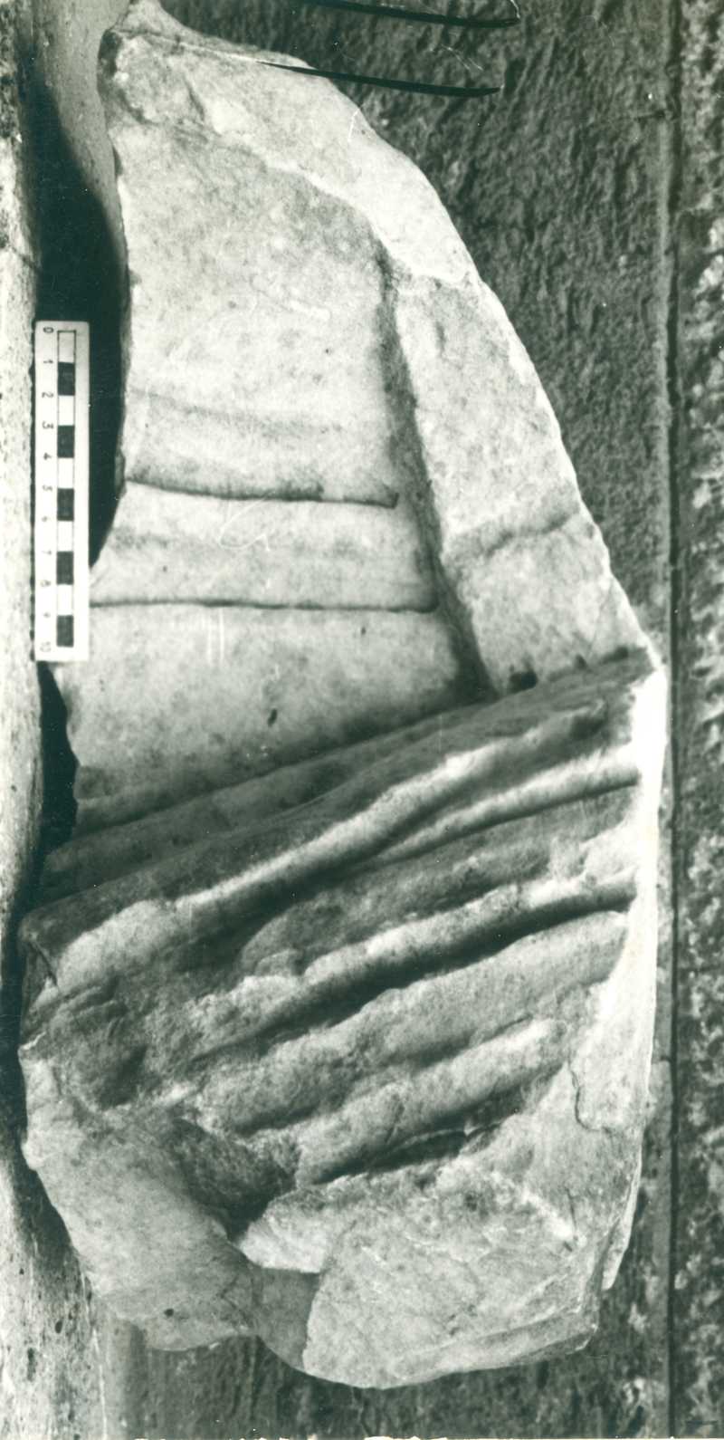 Frammento di scultura panneggiata.