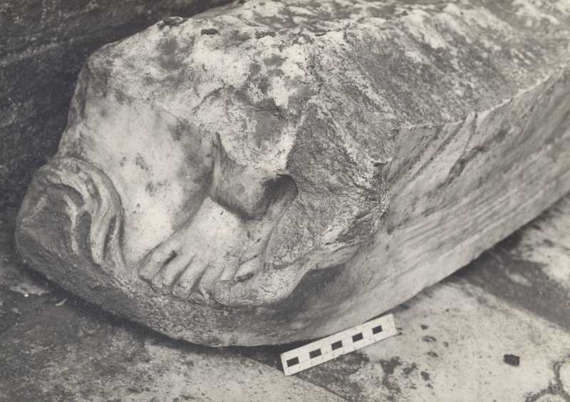 Frammento di sarcofago.