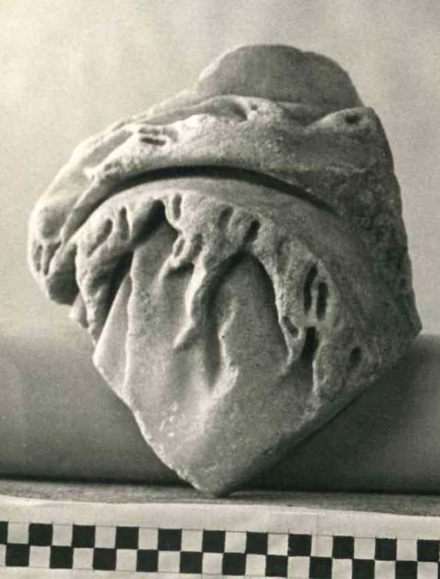 Frammento di busto panneggiato.