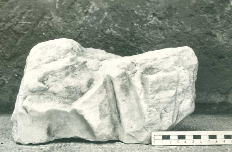 Frammento di scultura panneggiata.