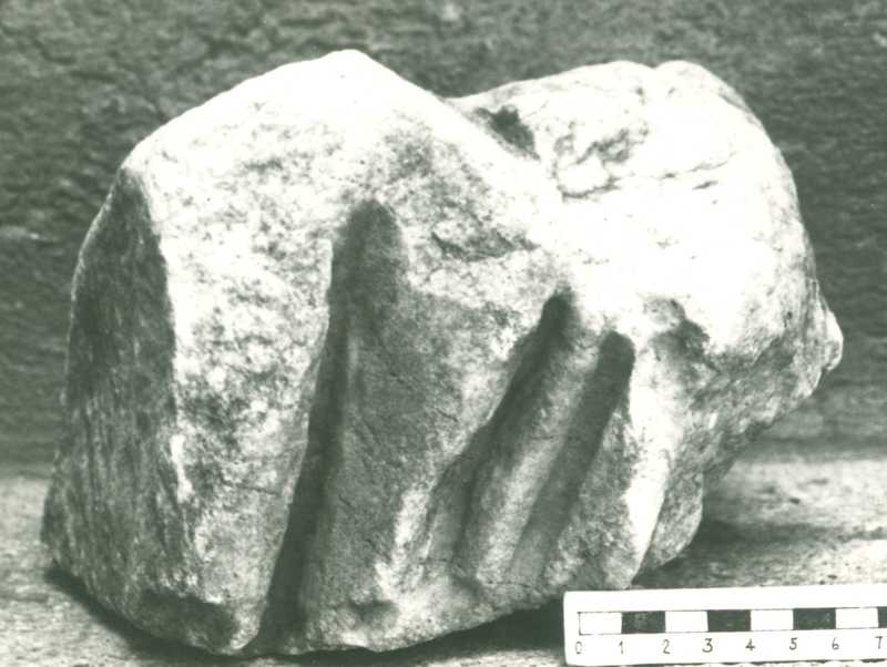Frammento di scultura panneggiata.