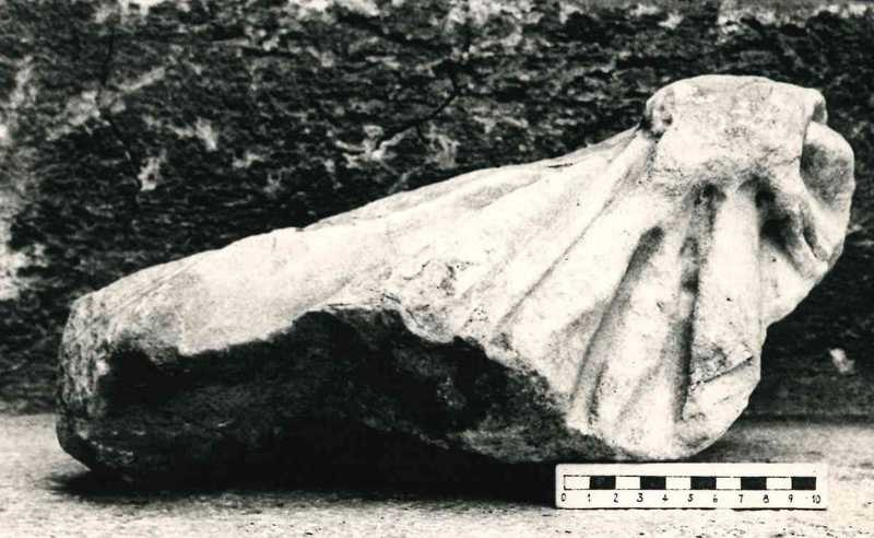 Frammento di scultura panneggiata.