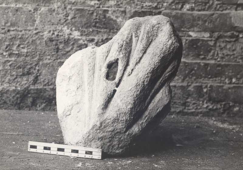 Frammento di capitello.
