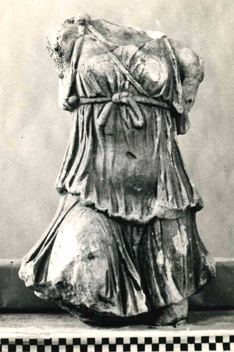 Torso muliebre acefalo frammentato.