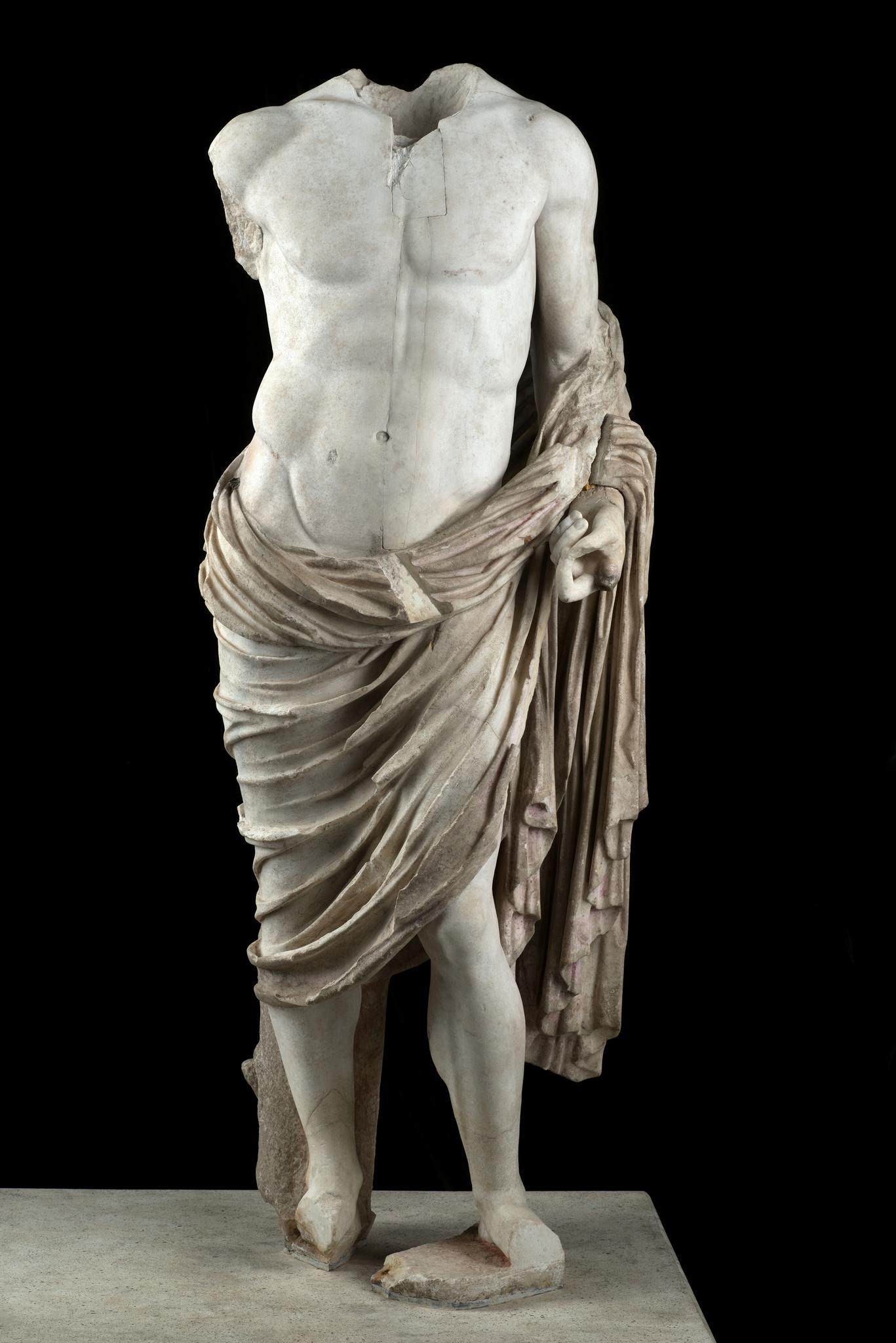 statua maschile panneggiata