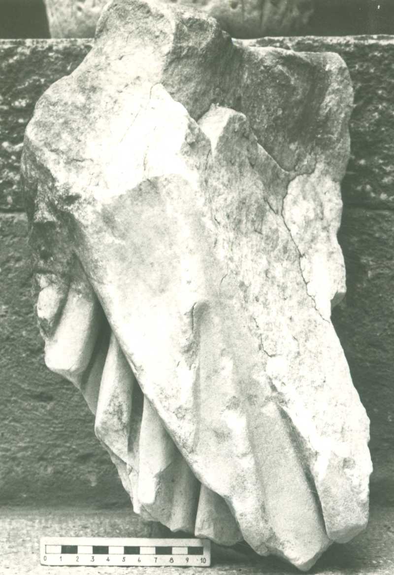 Frammento di scultura panneggiata.