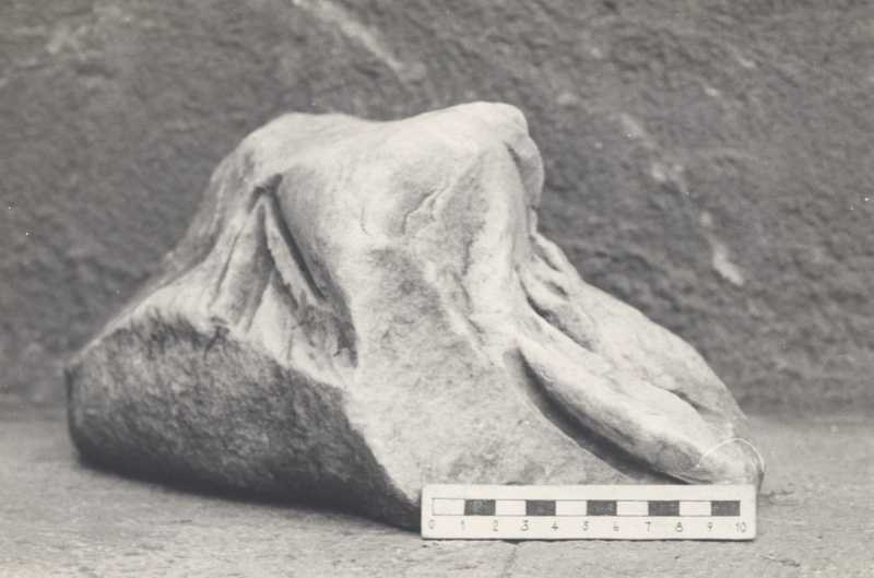 Frammento di scultura panneggiata.