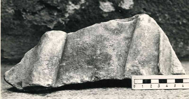 Frammento di scultura panneggiata.