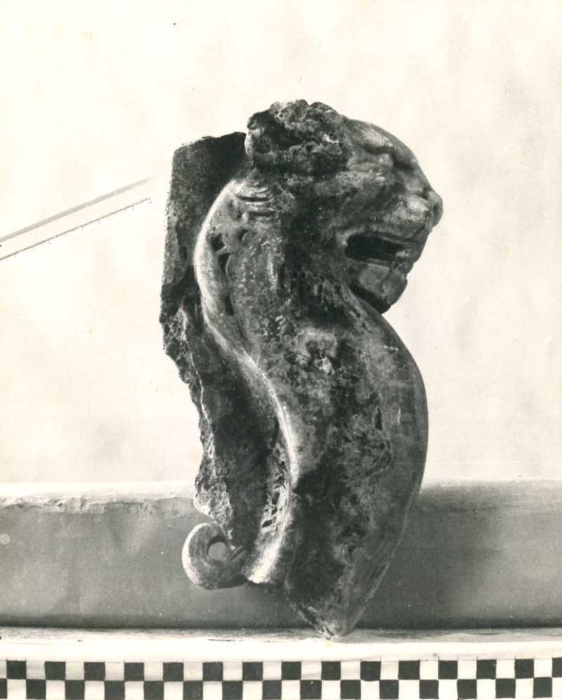 Frammento di trapezoforo.