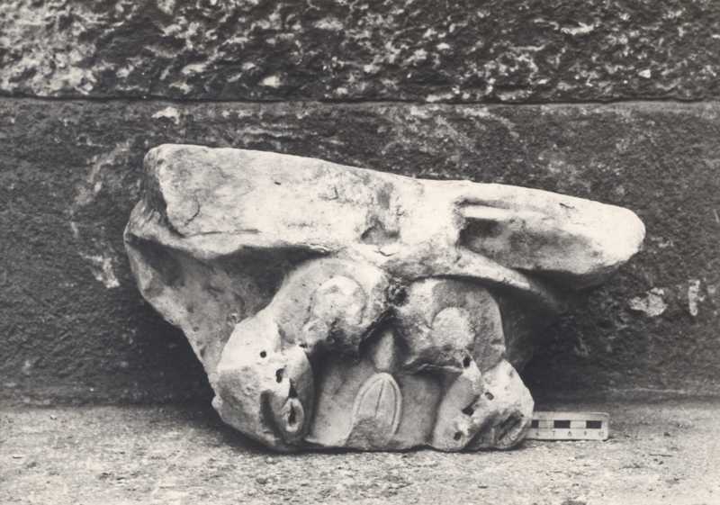 Frammento di capitello.