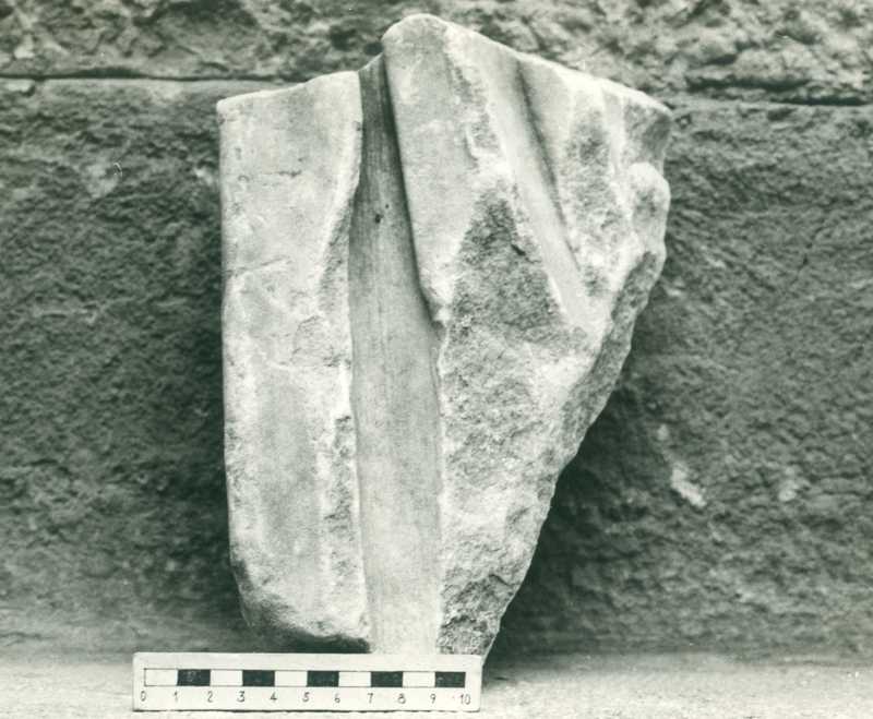Frammento di scultura panneggiata.