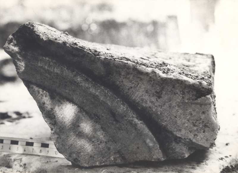 Frammento di capitello.