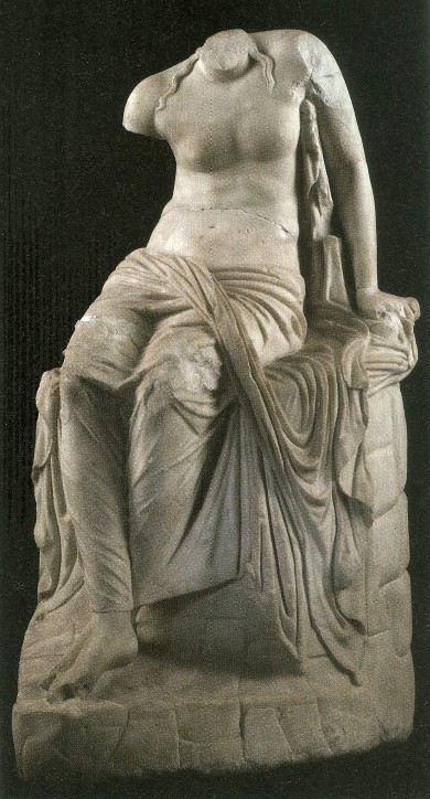 statua/ femminile