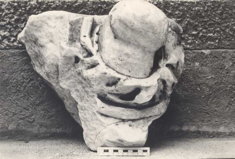 Frammento di lesena figurata (?)