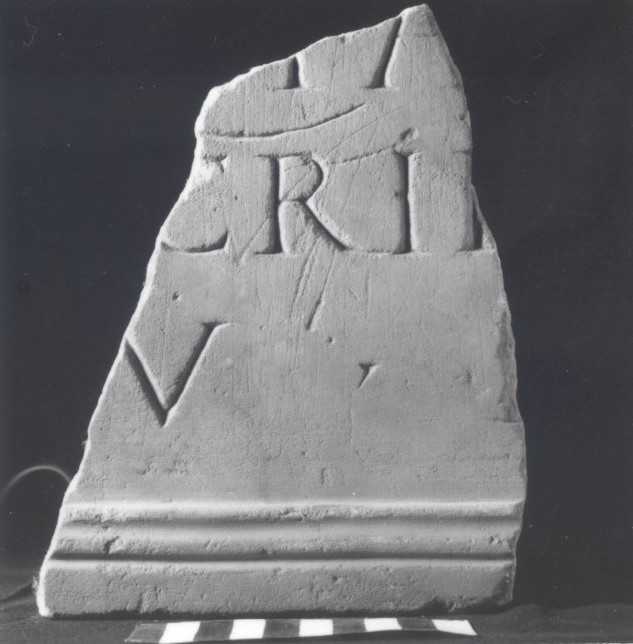 lastra (modanata con iscrizione)/fr