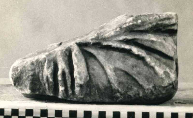 Frammento di scultura panneggiata.