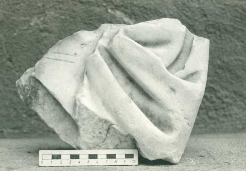 Frammento di scultura panneggiata.