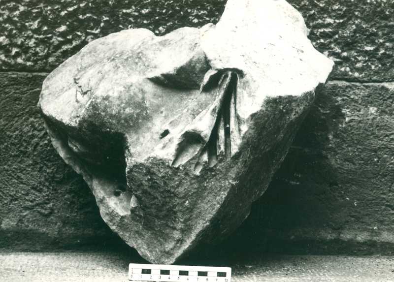 Frammento di scultura panneggiata.