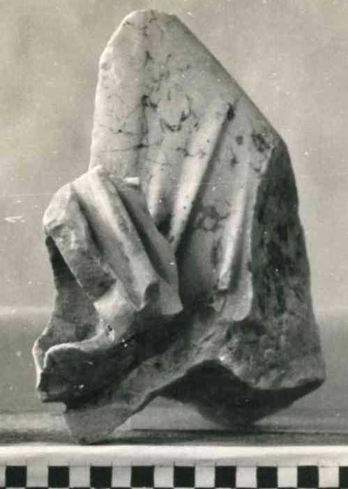 Frammento di scultura panneggiata.