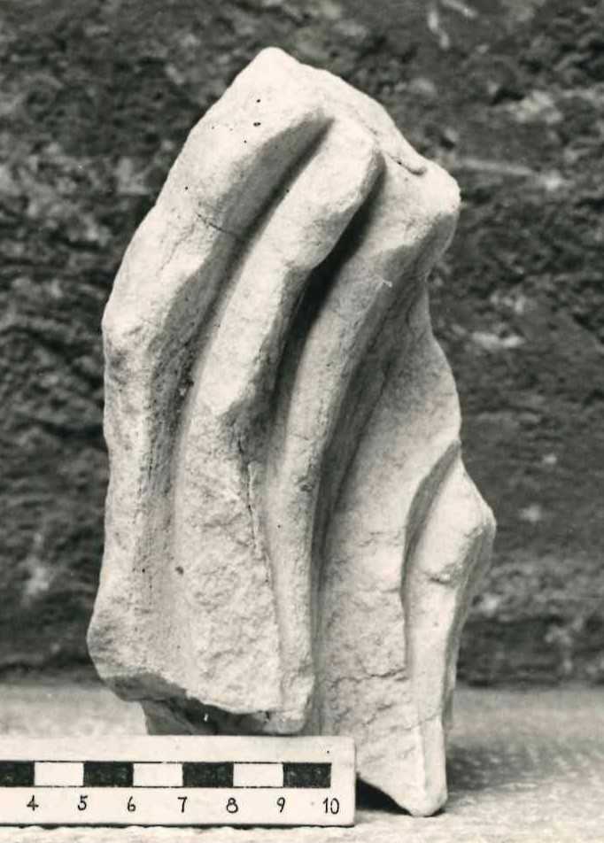 Frammento di scultura panneggiata.