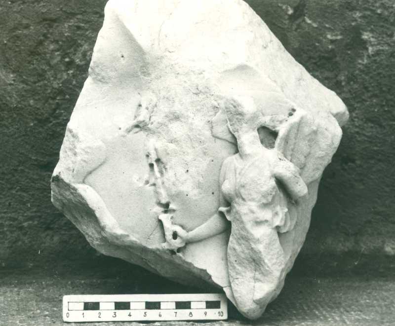 Frammento di lorica decorata.