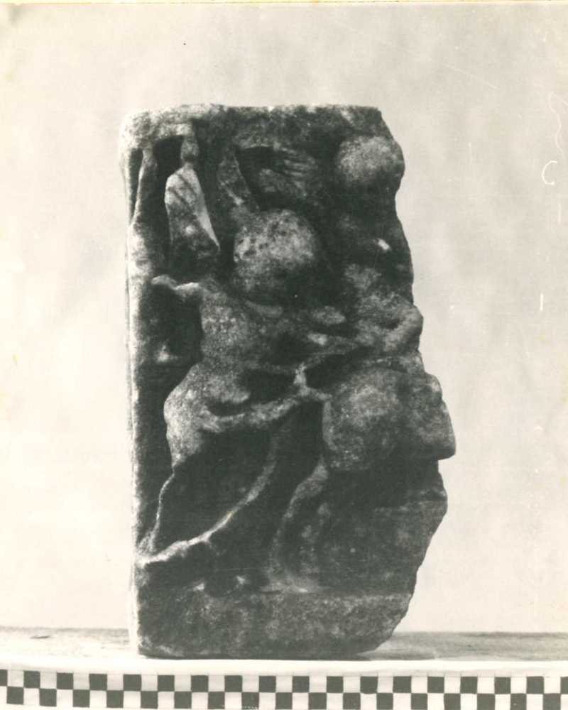 Frammento di sarcofago figurato.