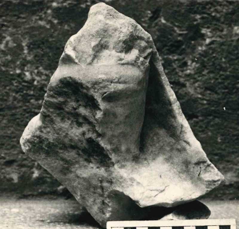 Frammento di scultura.