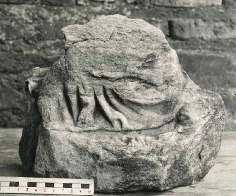 Frammento di scultura panneggiata.