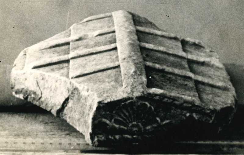 Coperchio di urna frammentato.