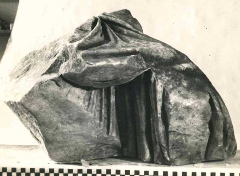 Frammento di scultura panneggiata.