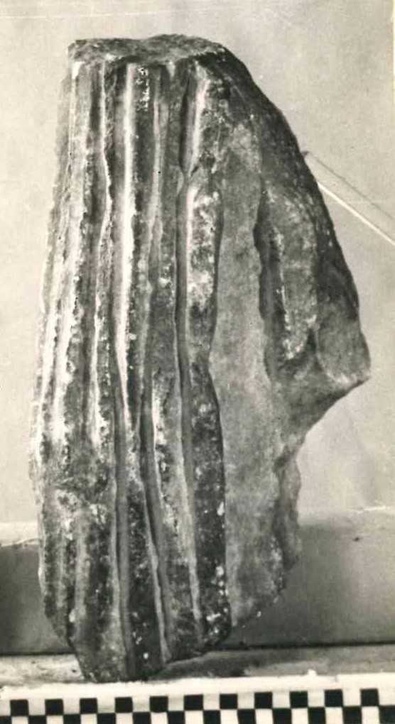 Frammento di scultura panneggiata.