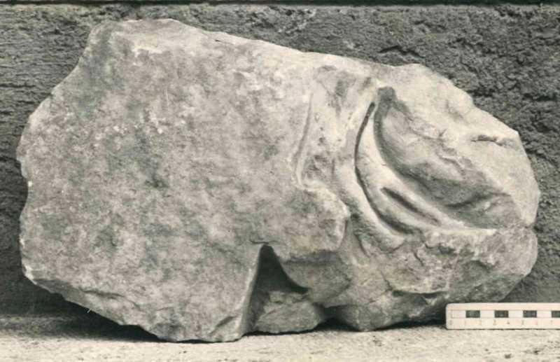 Frammento di scultura panneggiata.