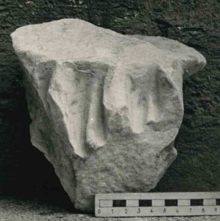 Frammento di scultura panneggiata.