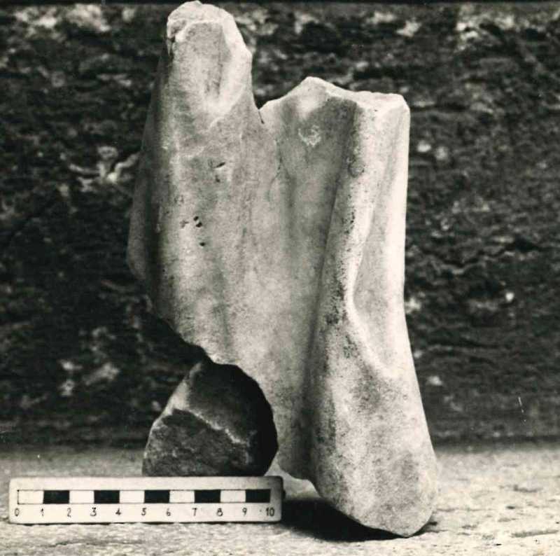 Frammento di scultura panneggiata.