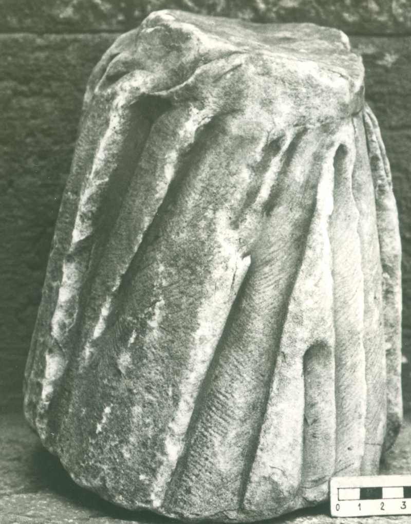 Frammento di scultura panneggiata.
