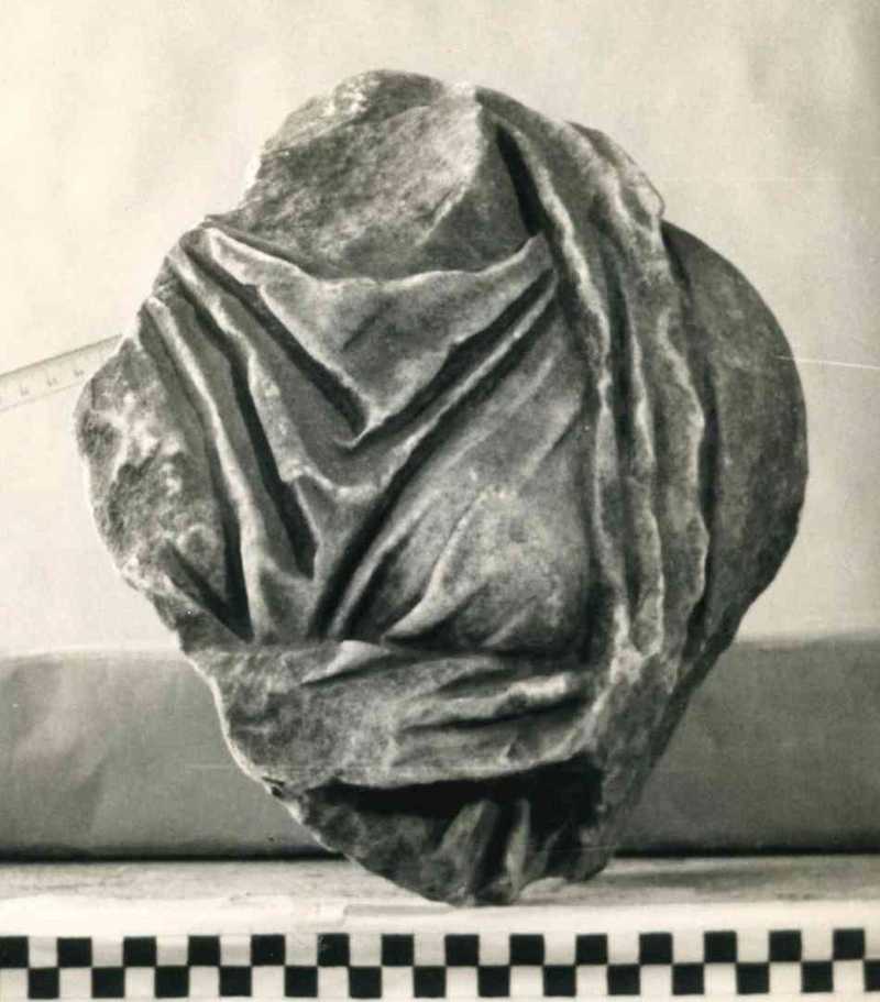 Frammento di scultura muliebre panneggiata.