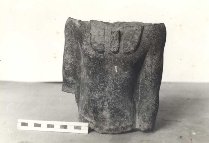 Torso virile acefalo frammentato.