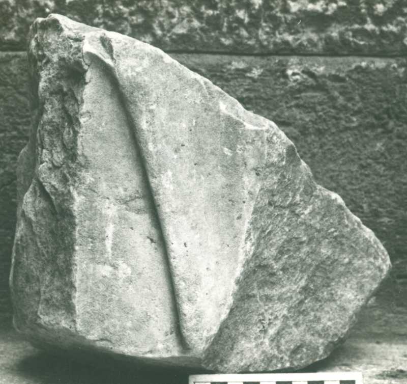 Frammento di scultura panneggiata.
