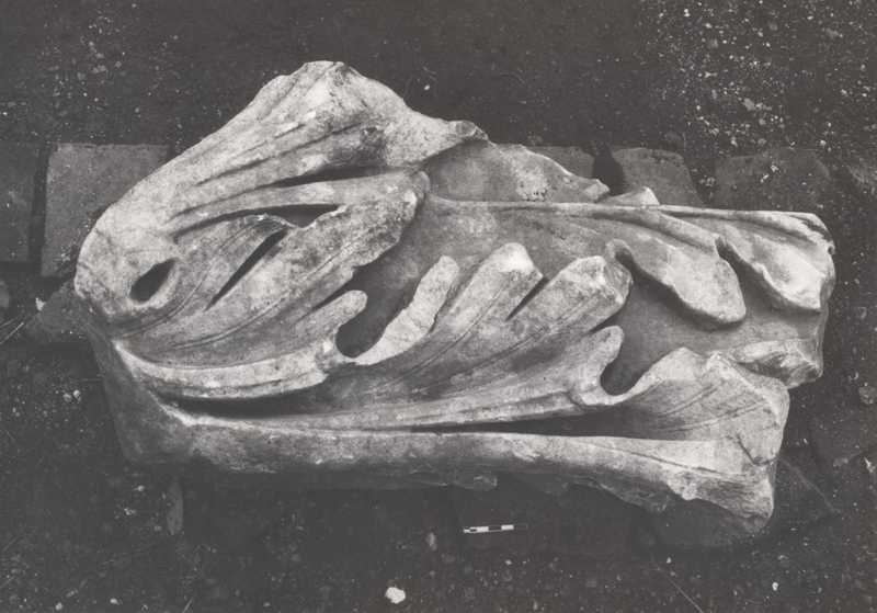 Frammento di capitello.