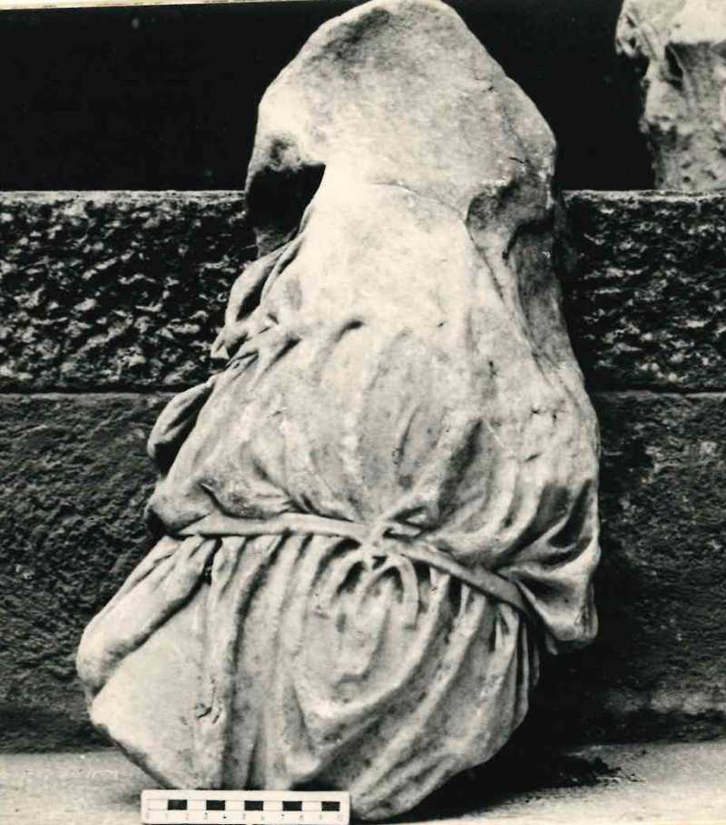 Frammento di scultura panneggiata.