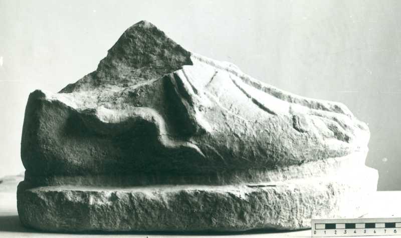 Frammento di statua virile.