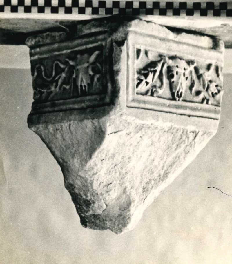 Frammento angolare di plinto.