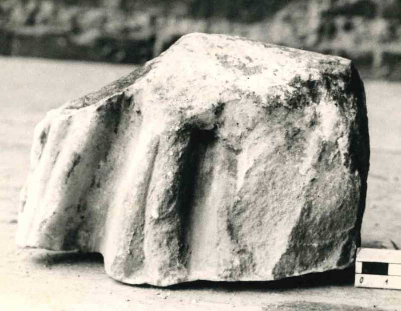 Frammento di scultura panneggiata. (?)