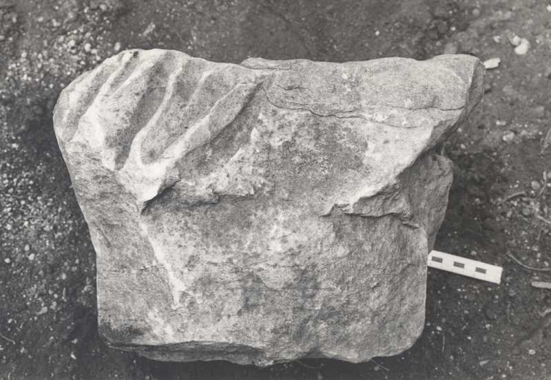 Frammento di scultura panneggiata.