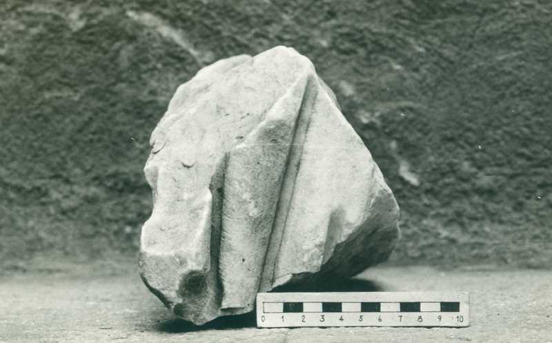 Frammento di scultura panneggiata.