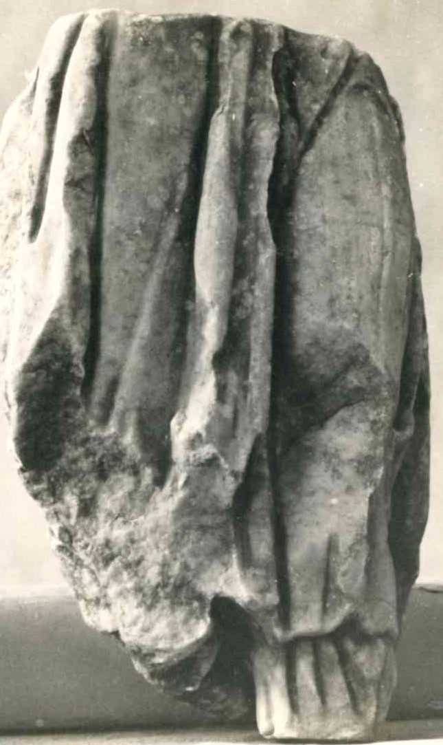 Frammento di rilievo figurato.